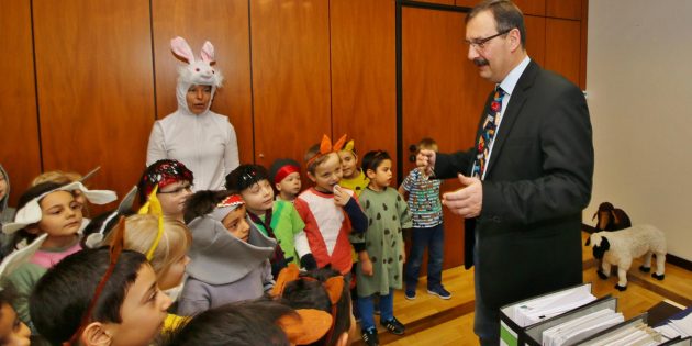 Wird Bürgermeister Felix Kusicka den Rathausschlüssel herausrücken? Wenig später war es geschehen, doch damit nicht genug, auch einen Teil seiner hübschen Krawatte wurde er los. Foto: Hannelore Nowacki