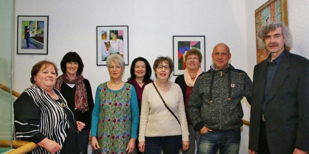 Die Freizeitkünstler und VHS-Kursleiter Christian Schura standen bei der Vernissage für Fragen zur Verfügung. Foto: Hannelore Nowacki