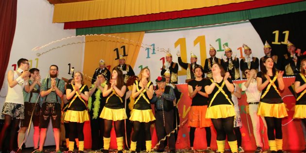 Zum Finale bat der Elferrat alle Mitwirkenden auf die Bühne, um noch einmal ausgiebig mit Musik und Gesang auf Hochtouren zu kommen. Foto: Hannelore Nowacki