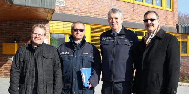 Über die neue Bürgersprechstunde der Polizei in Kooperation mit den Kommunen informierten im Rahmen eines Pressegesprächs Ordnungsamtsleiter Rainer Stöckel, Polizeioberkommissar Dirk Neumann, Polizeioberrat Thomas Bauer und der Bibliser Bürgermeister Felix Kusicka. Foto: Hannelore Nowacki