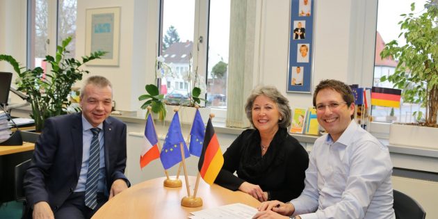 Bürgermeister Gottfried Störmer (links), Stadtverordnetenvorsteherin Brigitte Stass und Fachdienstleiter Dirk Eichenauer freuen sich auf weitere sechs interessierte Teilnehmer bei den Partnerschaftsfeierlichkeiten in Ermont. Foto: Hannelore Nowacki