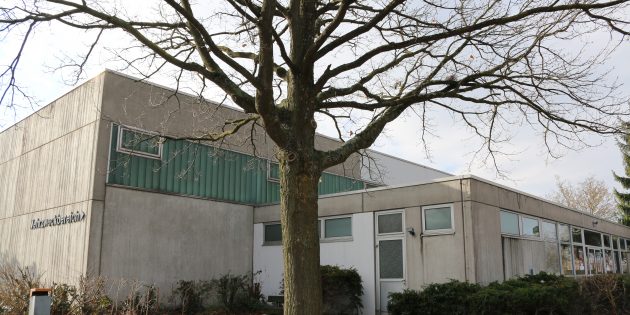 Der Eingang zur Sporthalle mit vorgelagertem Foyer in der aktuellen Ansicht. Foto: Hannelore Nowacki