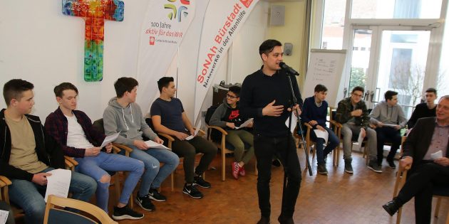 „Sehr, sehr gute Texte“  - das Lob kam vom Berliner Poetry Slammer Ken Yamamoto, der den Poetry-Slam-Workshop begleitete. Die Texte sollen auf der Seite www.caritas-bistum-mainz.de veröffentlicht werden. Foto: Hannelore Nowacki