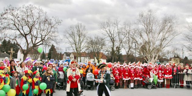 Das Großaufgebot der Bürstädter Fastnachtsvereine und des Musikzuges der Feuerwehr Bürstadt/Hofheim verwandelte den grauen Tag in ein buntes Vergnügen. Foto: Hannelore Nowacki