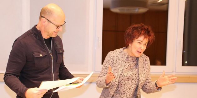 Verärgerte Anwohner und Unterstützer übergaben Bürgermeisterin Petition und Brief mit Unterschriften