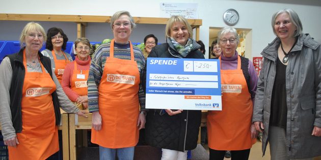 Christine Feldhofen-Heider (3.v.r.) überreichte der Lampertheimer Tafel einen Scheck in Höhe von 250 Euro – sehr zur Freude des Tafelteams um Koordinatoren Gabriele Luebbe (r.) und den beiden Donnerstagsteamleiterinnen Brunhilde Sander (2.v.r.) und Britta Mathis (4.v.l.). Foto: Benjamin Kloos