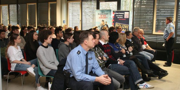 In Gesprächen, mit einer sehr emotionalen Film-PowerPoint-Präsentation und Workshops sensibilisierten die Polizei, der Rettungsdienst, die Notfallseelsorge, die Suchtberatung PRISMA sowie die Feuerwehr die Schüler zum Thema Sicherheit im Straßenverkehr. Foto: Eva Wiegand