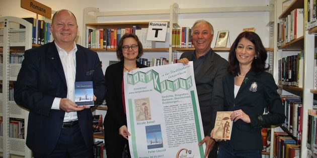 Freuen sich auf einen literarischen Höhepunkt des Jahres: Die Autoren Nicole Beisel (r.) und Peter Liepolt (l.) sowie Petra Stöckinger (Stadtbücherei Lampertheim; 2.v.l.) und Kulturfachbereichsleiter Rolf Hecher (2.v.r.). Foto: Benjamin Kloos