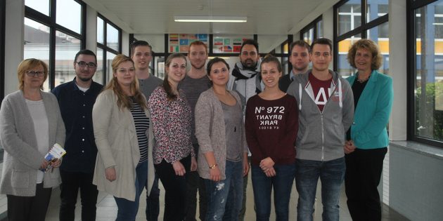 Dank des neu erworbenen Englisch-Zertifikats sind die jungen Auszubildenden der ESS jetzt noch besser auf das Berufsleben vorbereitet – sehr zur Freude von Schulleiterin Gabriele Polzin (l.) und Marita Hopp (r.). Foto: Benjamin Kloos
