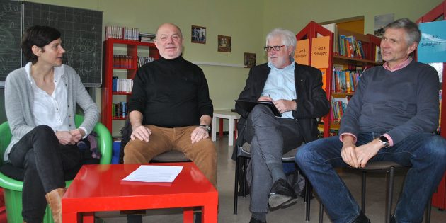 Suchen Paten für die individuelle Schülerbetreuung: Projektleiterin Stefanie Engert, Reinhard Kissel, Hans-Jürgen Brems von der Bürgerstiftung Bürstadt und Torsten Wichmann, Rektor der Schillerschule (v.l.). Foto: Benjamin Kloos