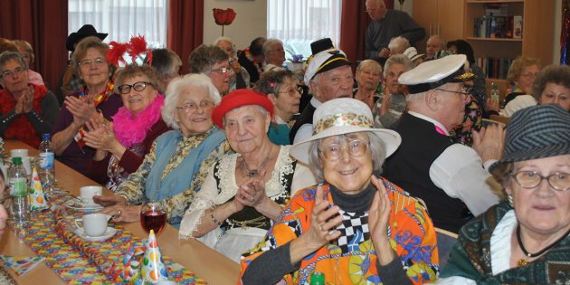 Ausgelassene Stimmung zur Fastnacht hat in der Seniorenbegegnungsstätte „Alte Schule“ Tradition. Foto: Benjamin Kloos