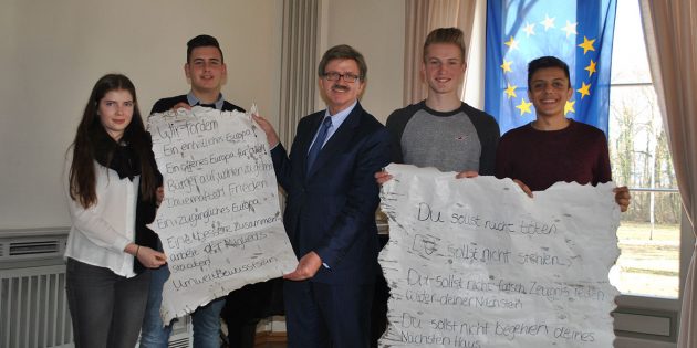 Übergaben ihre modernen Thesen an Thomas Mann, Mitglied des Europäischen Parlamentes (Mitte): Die Schüler des Litauischen Gymnasiums Lilli Keller, Max Massion, Phillip Menges und Marius Kamuff (v.l.). Foto: Benjamin Kloos