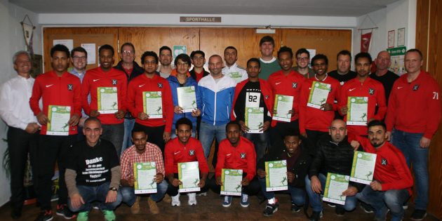 Nach der bestandenen Abschlussprüfung bekamen die 16 Teilnehmer ihre Zertifikate des Hessischen Fußballverbandes ausgehändigt. Foto: Eva Wiegand