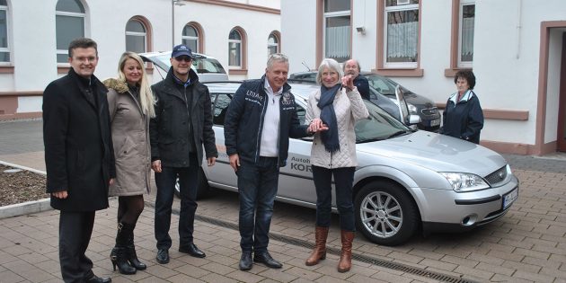 Hilfe da, wo Hilfe benötigt wird: Sandra Schüttler (2.v.l), Karsten Korb (3.v.l.) und Michael Kirchner (2.v.r.) übergaben der Vorsitzenden des Seniorenbeirates, Gertrud Hellmuth (r.) den Schlüssel für das neue Auto für die „Alte Schule” – sehr zur Freude des Ersten Stadtrates Jens Klingler (l.). Foto: Benjamin Kloos