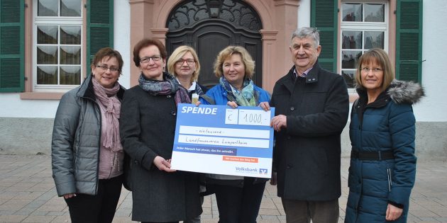 Christine Jäger, Marita Billau und Christa Wetzel (Lampertheimer Landfrauen) überreichten einen Scheck in Höhe von 1.000 Euro an den Förderverein der Notfallseelorge, vertreten durch die Leiterin der Notfallseelsorge, Pfarrerin Karin Ritter, den Förderverein-Vorsitzenden Gottlieb Ohl und Sabina Geiger (v.l.). Foto: Benjamin Kloos