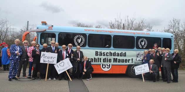 Bereits vor dem Start des Zuges herrschte bei den Narren in Lampertheim beste Laune – so wie bei den „Grauen Wölfen”, die sich einen närrischen Seitenhieb auf das benachbarte Bürstadt nicht verkneifen konnten. Foto: Benjamin Kloos