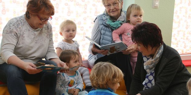 Gerlinde Kroschel (l.) und Maria Koch (Mitte) nehmen ab sofort einmal in der Woche Platz in der gemütlichen Lese-Ecke in der Kinderkrippe Entdeckernest. Bürgermeisterin Barbara Schader freute sich sehr, wieder zwei Omas gefunden zu haben, die sich gerne Zeit nehmen für den Nachwuchs. Foto: Eva Wiegand