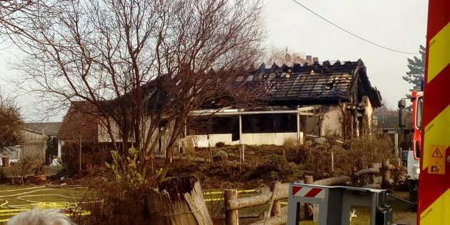 Nichts blieb mehr übrig: Das Wohnhaus in Rosengarten brannte komplett aus. Foto: Felix Berz