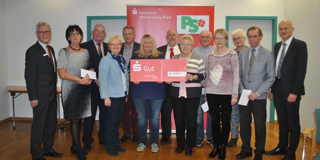 Der Vorstandsvorsitzende der Sparkasse Worms-Alzey-Ried, Dr. Marcus Walden (r.) und Gebietsdirektor Willi Sztorc (l.) verteilten 6.800 Euro an die Vertreter wohltätiger Vereine im Ried. Foto: Benjamin Kloos