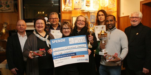 Erneut ist die Benefizveranstaltung Race and Help des Rotary Clubs Lampertheim erfolgreich über die Bühne gegangen und brachte glückliche Gewinner und eine freudestrahlende Spendenempfängerin, Marianne Lange von der Caritas-Seniorenberatung (Mitte), hervor.   Foto: Eva Wiegand