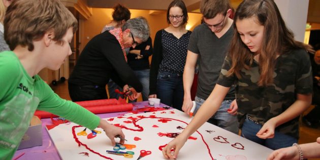 Das große Herz der Liebe stand im Mittelpunkt des Jugendgottesdienstes der Lukasgemeinde, bildhaft dargestellt auf weißer Leinwand. Foto: Hannelore Nowacki
