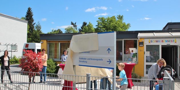 Die Lebenshilfe-Kindertagesstätte „Schwalbennest“ ist anerkannte „Inklusive Kindertagesstätte. Im Sommer 2015 wurde die neue Hinweistafel enthüllt. Archivfoto: Hannelore Nowacki