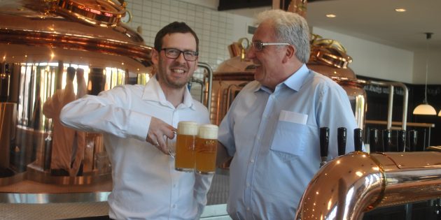 Stoßen auf die gelungene Eröffnung an: Alexander Fehr und Friedrich Drayß (v.l.). Foto: Benjamin Kloos