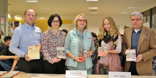 An der Autorenlesung vor Jugendlichen der Erich-Kästner-Schule mit Jutta Fleck und Tochter Beate Gallus nahmen auch Mark Wohlfahrt, stellvertretender Schulleiter, und Erster Stadtrat Walter Wiedemann (rechts) teil. Foto: Hannelore Nowacki