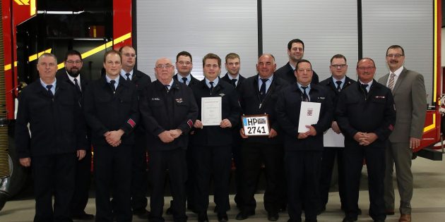 Beförderungen und Ehrungen standen bei der Jahreshauptversammlung der Freiwilligen Feuerwehr Biblis auf der Tagesordnung. Nach dem Gruppenbild kam der gemütliche Teil des Abends mit Imbiss und Getränken nach Wahl. Foto: Hannelore Nowacki