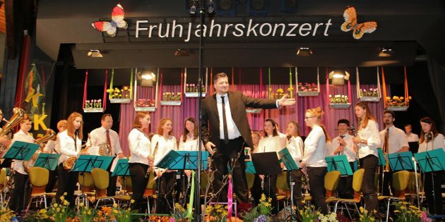 Das KKM-Jugendorchester unter der Leitung von Kai Schneider begeisterte das Publikum mit drei Stücken und Zugabe. Foto: Hannelore Nowacki
