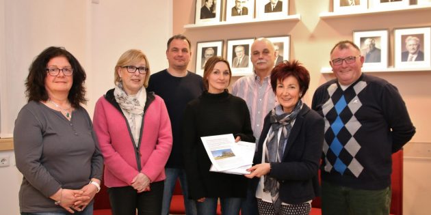 Edith Becker (von links), Juliane Herle, Harald Jantz, Anja Jantz, Karl-Heinz Herle und Otmar Becker übergaben  Bürgermeisterin Barbara Schader (2. v. rechts) die Unterschriftenlisten.  Foto: Hannelore Nowacki