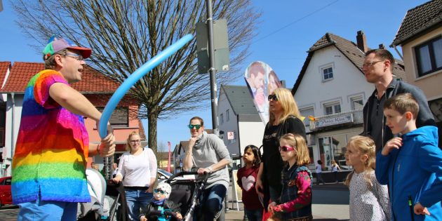 Kinderlachen und zufriedene Kunden