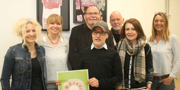 Beschränken sich bei der Ausstellung „Reduziert“ auf das Wesentliche und freuen sich über viele Besucher: Die ausstellenden Künstler Heike Kissel-Eltrop, Anette Jansen, Bernhard Hossner, Antonio Breglia, Dr. Bernd Kalusche, Marianne Westrich und Myrta Viehöfer. Foto: Eva Wiegand