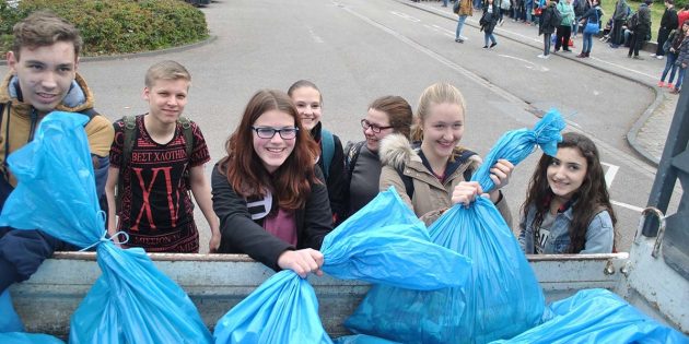Säuberten ihre Stadt wie auch zahlreiche Vereine: Die Schüler der EKS. Foto: Benjamin Kloos