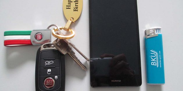 Die Fundsachen: Schlüsselbund, Feuerzeug und Handy. Foto: Polizeipräsidium Südhessen