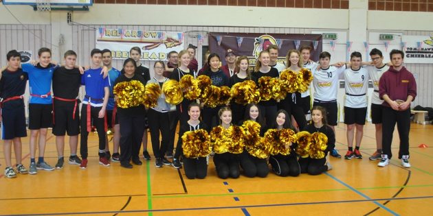 Tragen gemeinsam zur Attraktivität des American Football bei: Cheerleader und Footballer, hier Schüler der 9. Klasse des LGL. Foto: Benjamin Kloos