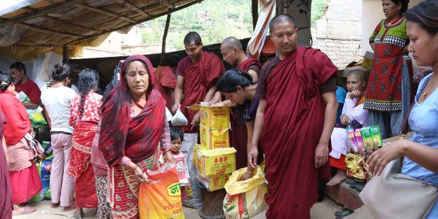 Hilfe, die wirklich vor Ort ankommt: Die Lampertheimer Jürgen Strieder, Hans-Karl Asel und Walter Konrad werden die Spenden persönlich nach Nepal bringen. Unterstützt werden sie vor Ort dabei von befreundeten Mönchen. Foto: Asel