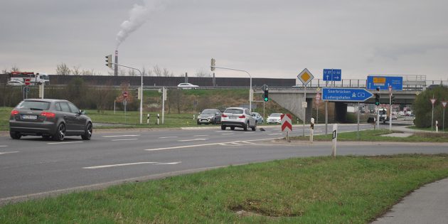 Noch fließt der Verkehr auf und unter der A6 bei Mannheim Sandhofen – drohen während der Bauphase zur Sanierung der Fahrbahndecke lange Staus? Foto: Benjamin Kloos