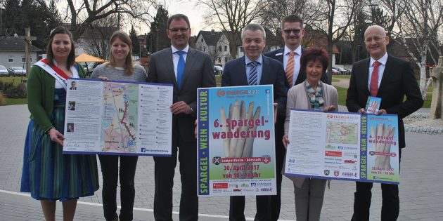 Freuen sich auf die Spargelwanderung: Spargelkönigin Stefanie II., Caroline Guthier (Bergsträßer Winzer), Frank Kaus (Energieried), Bürgermeister Gottfried Störmer, Olav Diehl (Volksbank Darmstadt-Südhessen), Bürgermeisterin Barbara Schader und Dr. Marcus Walden (Sparkasse Worms-Alzey-Ried; v.l.). Foto: Benjamin Kloos