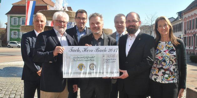 „Tach, Herr Bach" war auch 2017 wieder ein voller Erfolg. Sehr zur Freude von Musikschulleiter Joachim Sum (4.v.l.), der im Beisein von Bürgermeister Gottfried Störmer (3.v.r.) und Kulturbereichsleiter Rolf Hecher (l.) aus den Händen von Marianne Michels-Junglas (r.) und Hans-Jürgen Brems (2.v.l.; beide Rotary Club Lampertheim),  sowie Dr. Nikolaus Selzer (3.v.l.) und Christofer Daurer (2.v.r.; beide Lions Club) einen Scheck in Höhe von 4.500 Euro entgegennahm. Foto: Benjamin Kloos