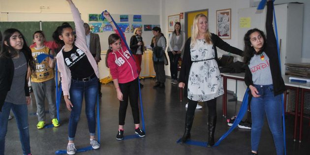 So macht Gesundheit Spaß: Schülerinnen der Alfred-Delp-Schule trainieren gemeinsam mit der Ersten Kreisbeigeordneten Diana Stolz mit dem Theraband. Foto: Benjamin Kloos