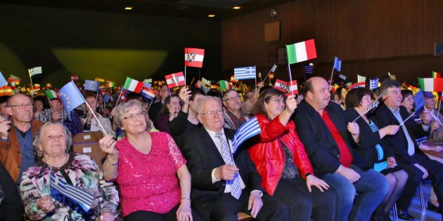 Ein fröhlich wogendes Fahnenmeer machte die Hans-Pfeiffer-Halle bunt. Foto: Hannelore Nowacki
