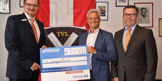 Der TV Lampertheim hat mit der Volksbank Darmstadt-Südhessen einen Vertragspartner und Sponsor, der sich der regionalen Vereinsförderung verschrieben hat. Bereichsleiter Udo Lange (rechts) und Regionalmarktleiter Olav Diehl überreichten dem TV-Vorsitzenden Frank Schall (Mitte) einen Spendenscheck in Höhe von 2.500 Euro. Foto: Hannelore Nowacki
