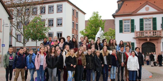 Fröhliches Gruppenfoto auf dem Europaplatz kurz nach der Ankunft der französischen Gäste. Zum anschließenden Empfang im Stadthaus hatte Bürgermeister Gottfried Störmer alle am Schüleraustausch beteiligten Schüler, Lehrer und Eltern eingeladen. Foto: Hannelore Nowacki