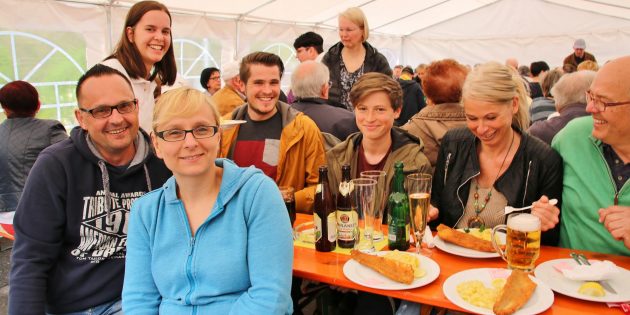 Am Karfreitag war beim Odenwaldklub Zanderessen angesagt – bei schönem Wetter, mit großem Spielplatz für die Kinder und neuem Barfußpfad, in unmittelbarer Nähe viel Natur mit Wandermöglichkeiten. Foto: Hannelore Nowacki