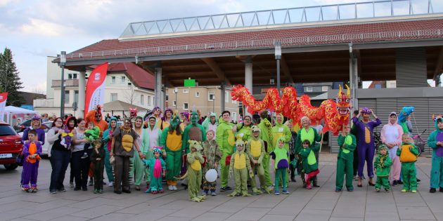 Weltrekord um mehr als zweihundert Drachenkostümträger verfehlt, aber dennoch gute Stimmung auf dem belebten Marktplatz. Foto: Hannelore Nowacki