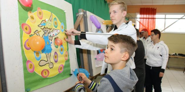 Beim Ostereierschießen des Pfeil- und Bogenclubs Bürstadt stand der Spaß im Verbund mit der sportlichen Herausforderung im Vordergrund. Treffer wurden mit Ostereiern und Süßigkeiten belohnt. Foto: Hannelore Nowacki