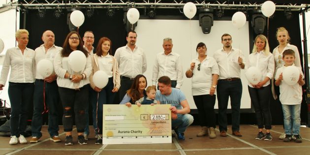 Zur Scheckübergabe am Sonntag waren Michael Kirchner und Sandra Schüttler mit dem ganzen Team von Aurana und mit dem kleinen Luan mit seinen Eltern Gezime Murtezi und Denis Piekarek auf die Bühne gekommen. Foto: Hannelore Nowacki