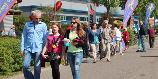Rote Luftballons weisen den Weg