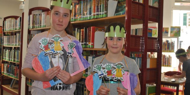 Jana und Jasmin hatten große Freude an den Abenteuern mit den Olchis – und ihrem selbst gebastelten Theater. Foto: Benjamin Kloos
